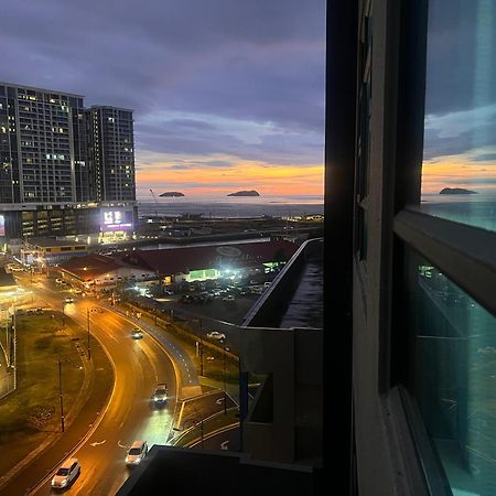 Botiza Suites At Jesselton Quay Kota Kinabalu Zimmer foto